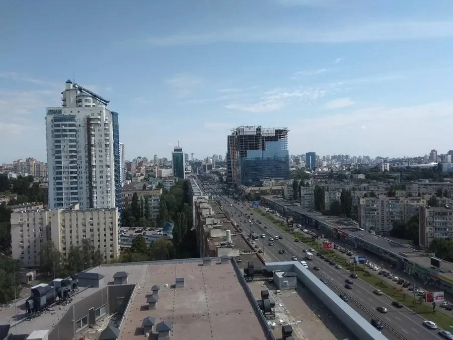 Вид из окна на проспект и высотки, ЖК Смарт Плаза III
