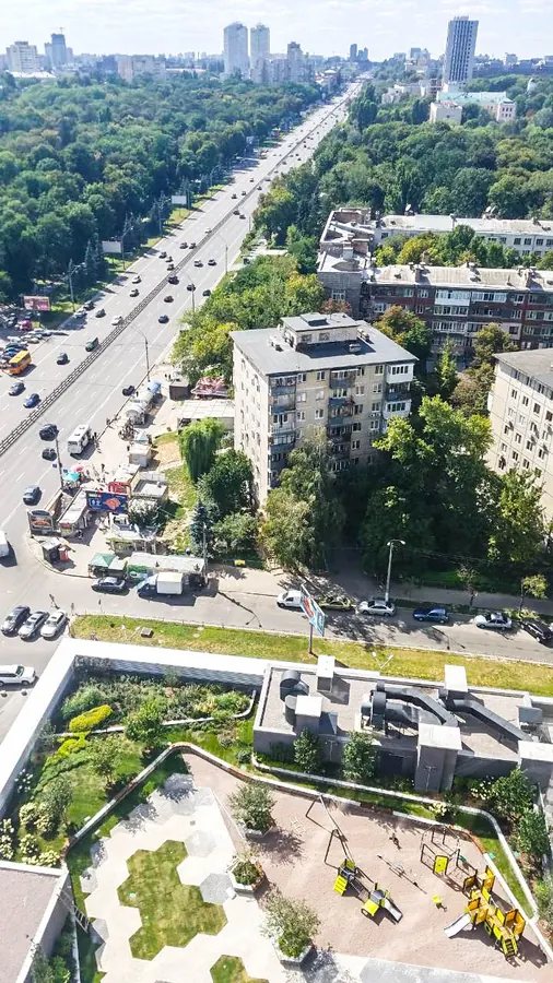 Вид с высоты на проспект и зелёный двор, ЖК Смарт Плаза II