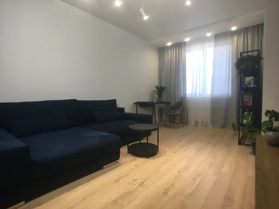 Гостиная с тёмно-синим угловым диваном, ЖК Смарт Плаза II