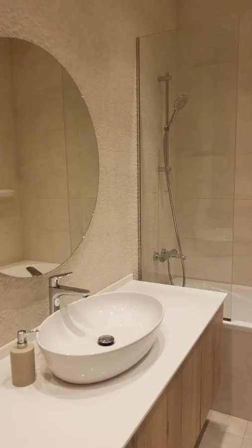 Ванна кімната з накладною раковиною й душем, ЖК Tetris Hall